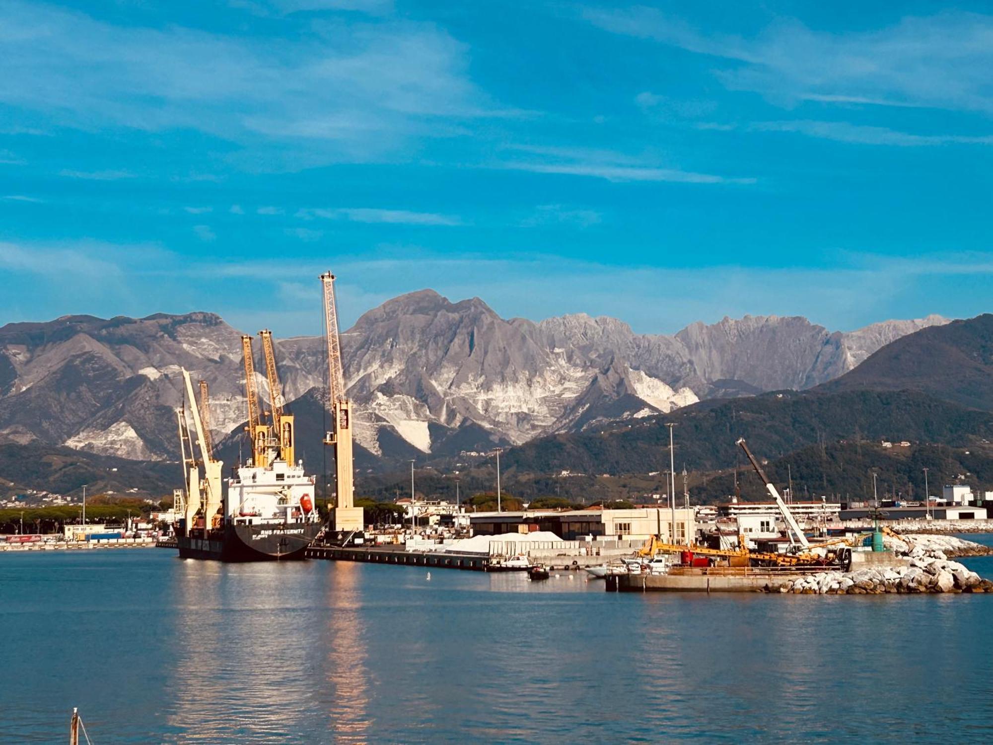 La Porta Sui Monti Di Luna Carrara Buitenkant foto